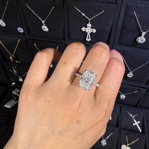 Dazzling Silver Oval-Cut Ring9ct